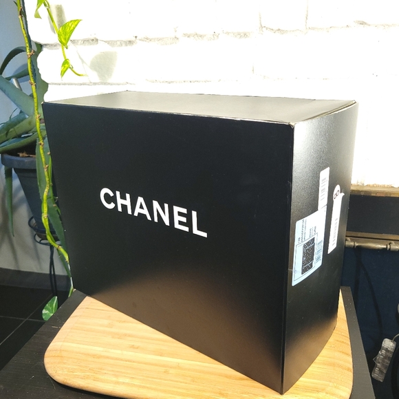 Chanel Quilted Lambskin Perfect Edge Tote - Picture 12 of 15